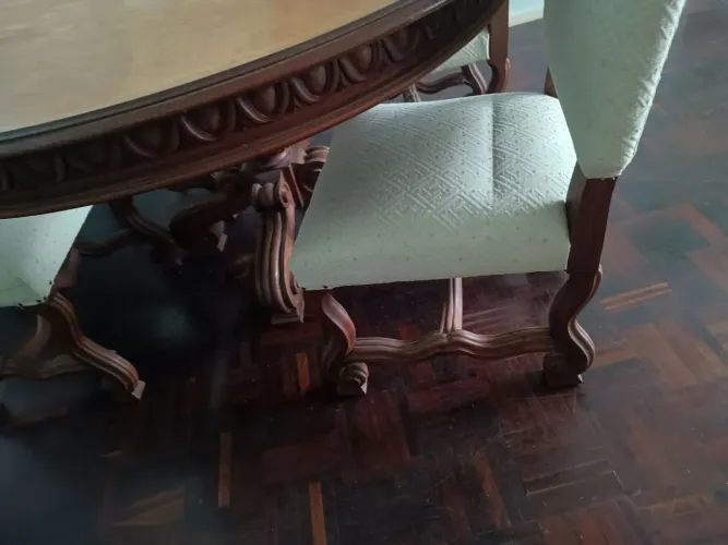 mesa e cadeiras antiga em madeira 