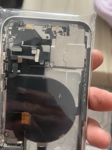 Carcaça iPhone 12 com câmeras.
