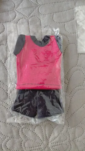 Vendo roupinhas de Barbie e ken. Tenho vários modelos garanta a sua