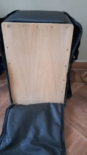 Cajon elétrico com dupla captação, acompanha a Bag para transporte, marca wintler drums.