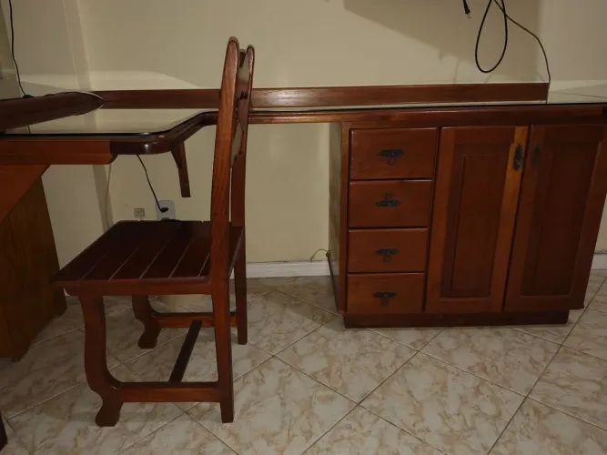 Bancada de estudo com armário 