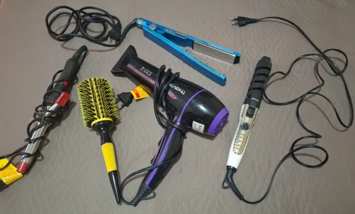 SECADOR, PRANCHA,BABYLISS,MODELADOR DE CACHOS E ESCOVA TODOS FUNCIONANDO.