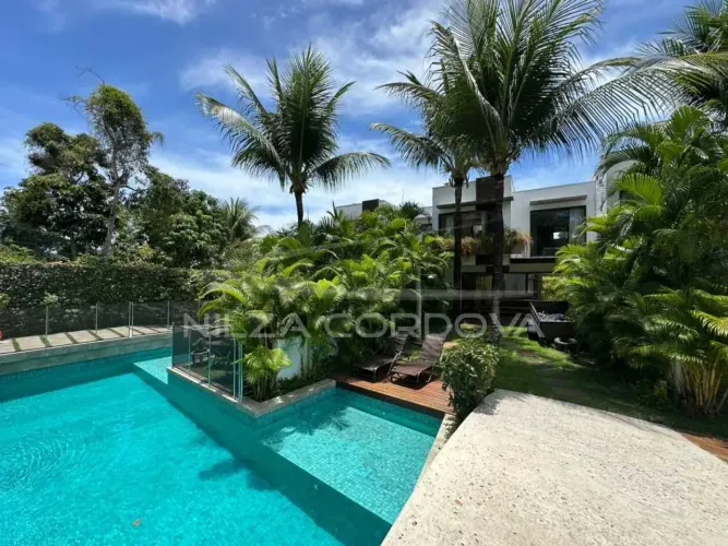 Casa em condomínio a 50 m da praia.