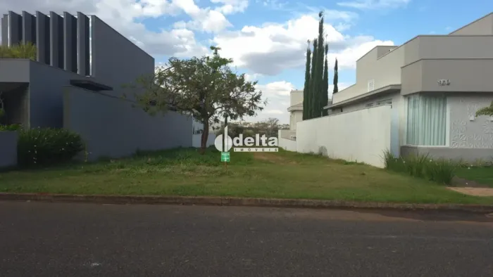 Terreno disponível para venda no bairro Laranjeiras em Uberlândia-MG.