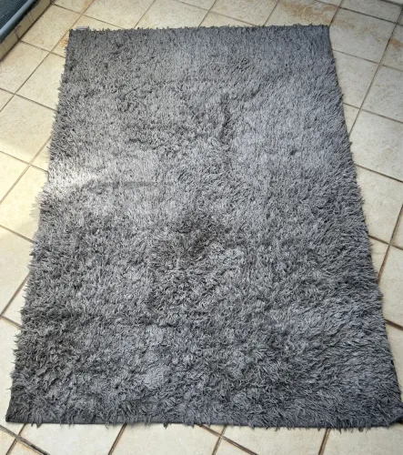 Tapete de pelo felpudo cinza 