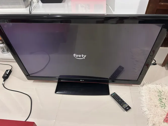 TV LG 42 polegadas com suporte articulado de parede