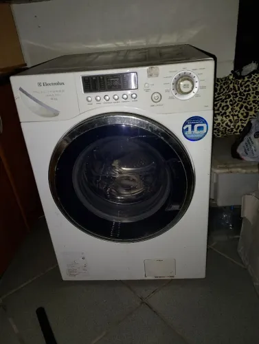 Máquina de lavar roupa lava e seca trocar a placa