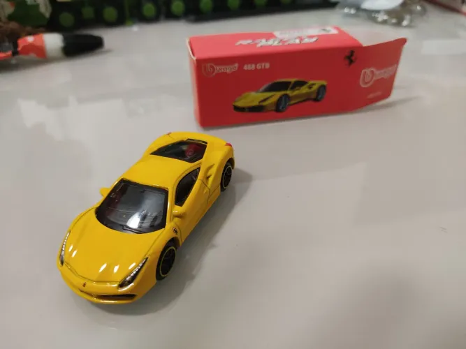 Bburago Ferrari 488 GTB Escala 1:64