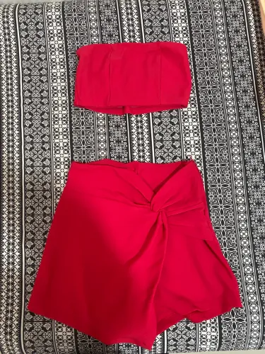 Conjunto vermelho, top e short-saia