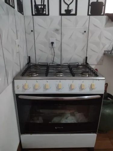 Fogão semi-novo em perfeito estado.