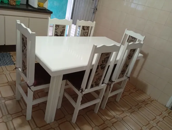 Mesa de madeira com 6 cadeiras