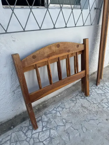 Cama de solteiro de madeira