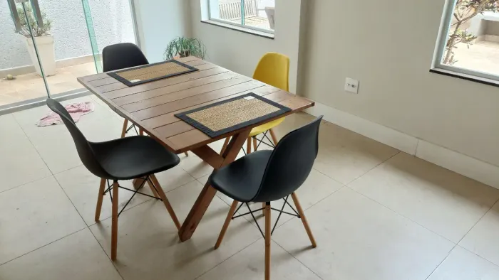 Mesa de madeira maciça medindo 0,75 X 1,70m o tampo com 4cm espessura + 4 cadeiras eifell