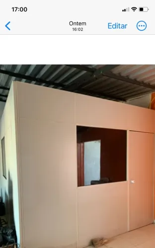 Escritorio em eucatex com porta e vidros 