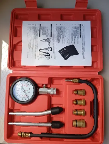 Medidor de compressão do motor. Teste de cilindro.