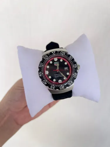 Relógio TAG Fórmula 1 pulseira preta detalhes vermelhos LUXO.