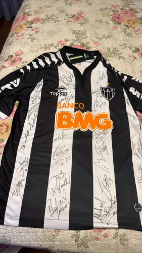 Camisa do galo autografada 