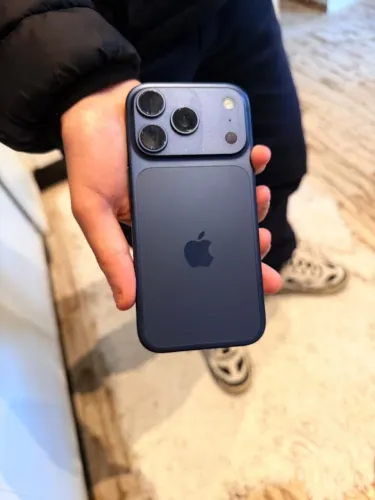 Iphone 17 Pro (256gb) Tela De 6,3", 5g E Câmera De 48mp (esim) - Azul Intenso