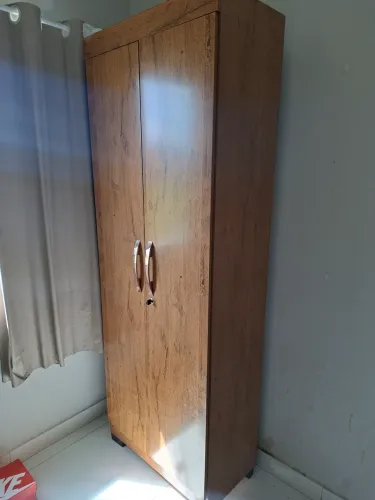 GUARDA-ROUPA 2 PORTAS EM ÓTIMO ESTADO - R$ 400,00