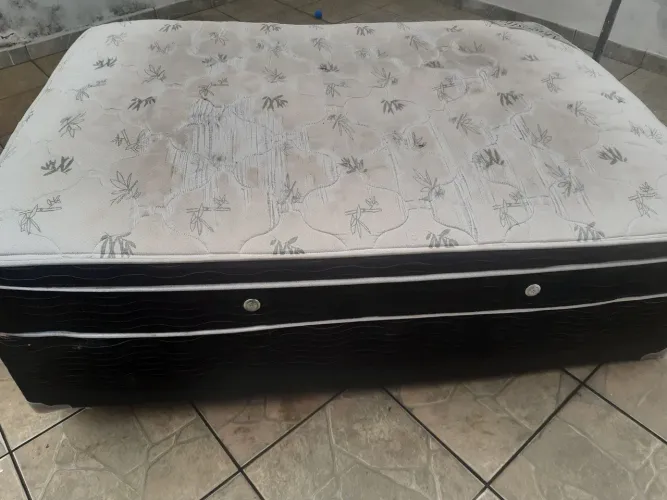 Cama de casal com colchão de molas