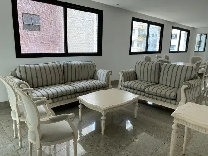 Sala completa: 2 sofás + 2 cadeiras + 2 mesas (centro e canto)