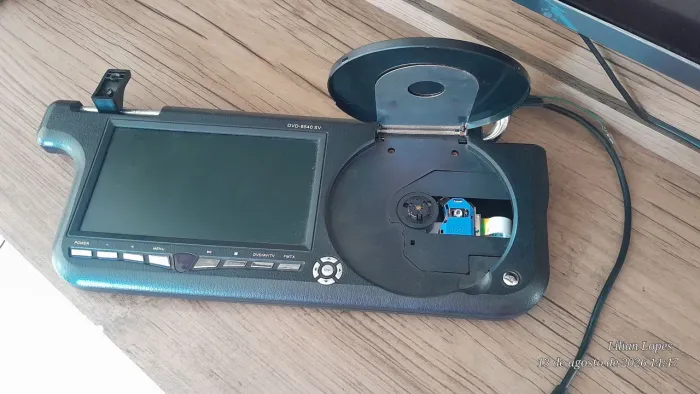 Quebra sol com dvd napoli,modelo mp4, funciona pra que procura entretenimento e uma boa!!
