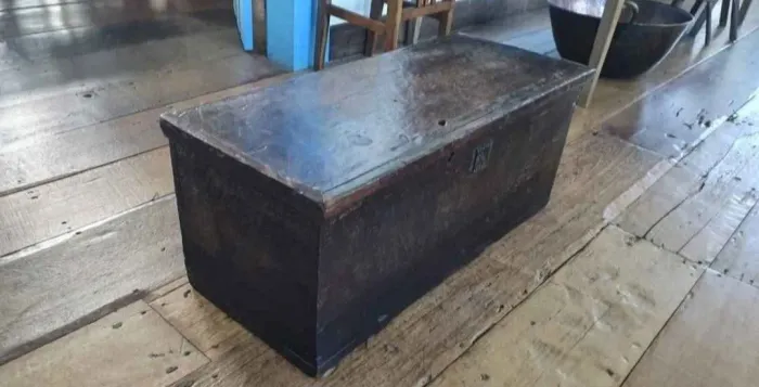 ANTIGO BAU/ ARCA MINEIRA EM MADEIRA NOBRE MACIÇA- SÉCULO XIX 