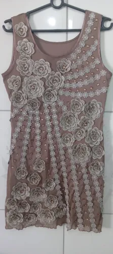 Vestido lindo - com apliques delicados e chicks