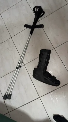 Bota Ortopédica + Muletas Canadenses