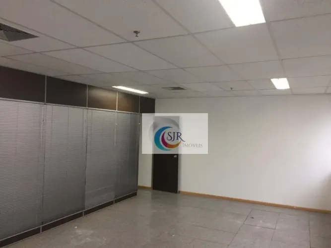 Conjunto comercial de 233 m² com 4 vagas