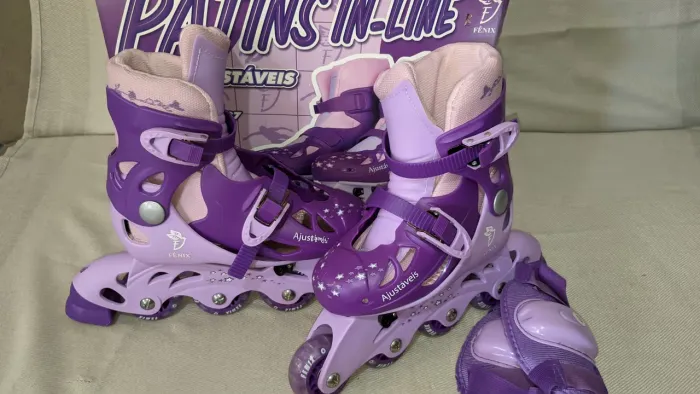 Patins In-Line Fênix Ajustável (30 a 33) Lilás + Joelheiras