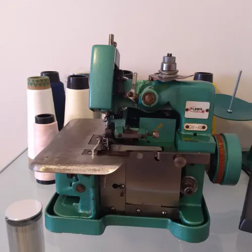 Maquina Overlock Chinesinha usada