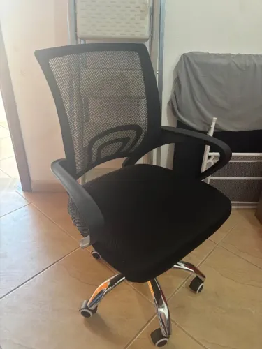 Cadeira de escritório home office giratória com braços preta