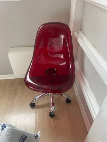 Descrição Cadeira Acrílica Charles Eames -Vermelha Pés inox com rodanas 