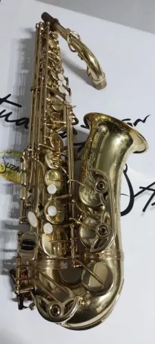 Sax alto arena desplacado