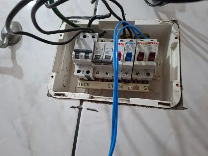 Sou eletricista profissional ser não quiser gastar em vão estão contratando um profissiona