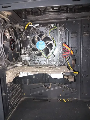 PC gamer, core I5 2018, RTX 1050, com monitor, teclado, mouse e cabos. 