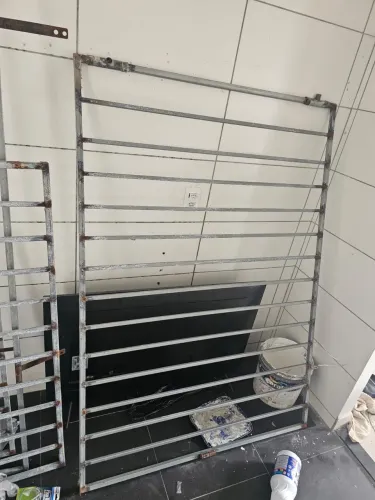 VENDO GRADES DE PORTA E JANELAS