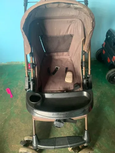 Carrinho de bebê, pouco tempo de uso.
