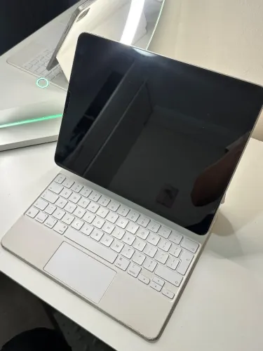 iPad Pro 12.9 (6º geração) 128Gb + Magic Keyboard + cabo e fonte original Apple