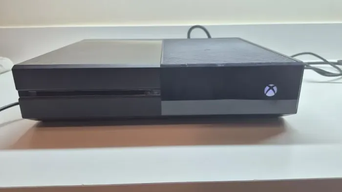 Xbox One - único dono (acompanha controle COM fio seminovo + 7/8 jogos)