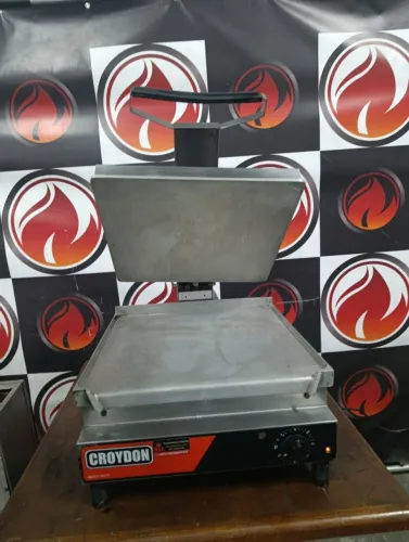 sanduicheira profissional 220V 45x63x40 marca CROYDON com chapa lisa e prensa superior