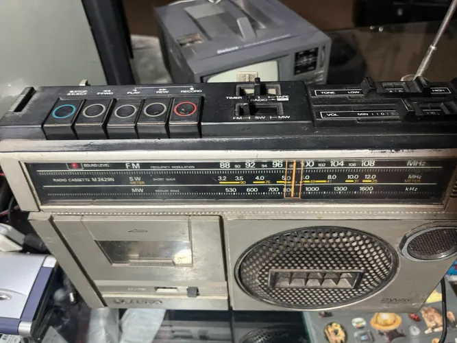 rádio gravador portátil vintage da marca Sanyo, modelo M2429N
