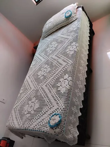 Vendo colcha de cama com fronha.