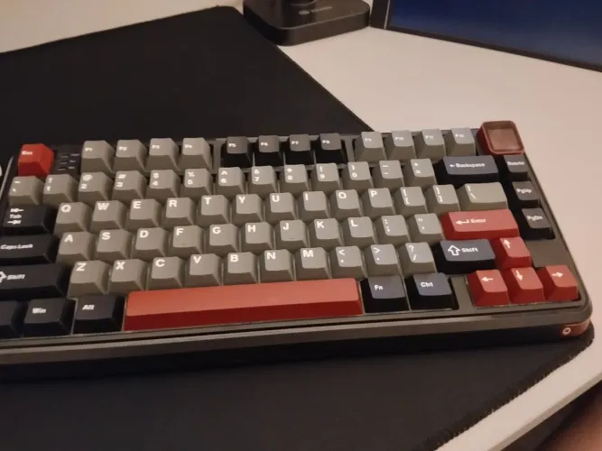 Teclado MechLands Vibe75 V2 em perfeito estado, com telinha