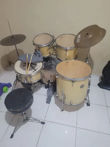 Bateria marca nagano bem conservado, precisa de alguns reparos boa para treinos.