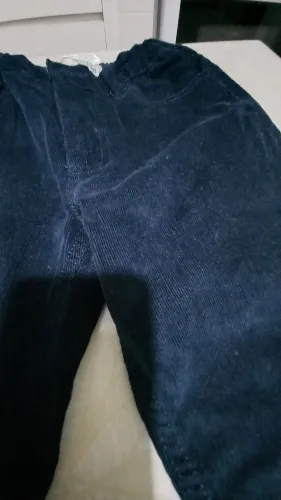 Uma calça infantil azul de veludo tamanho 8 anos usada