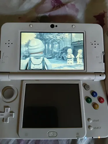 3DS branco com dois jogos em perfeito estado