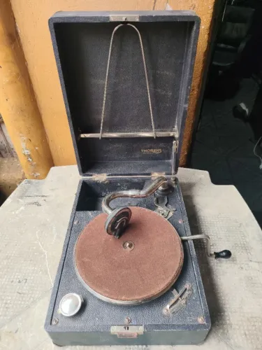 Vitrola Toca Disco Gramofone Maleta A Corda Thorens Sucata