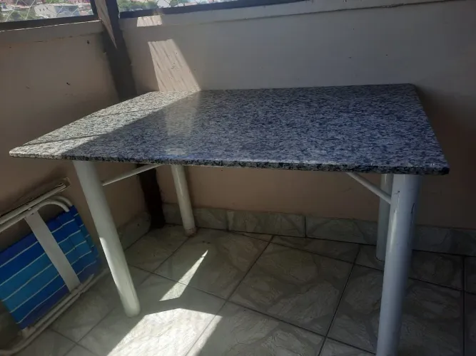 Mesa com tampo de granito